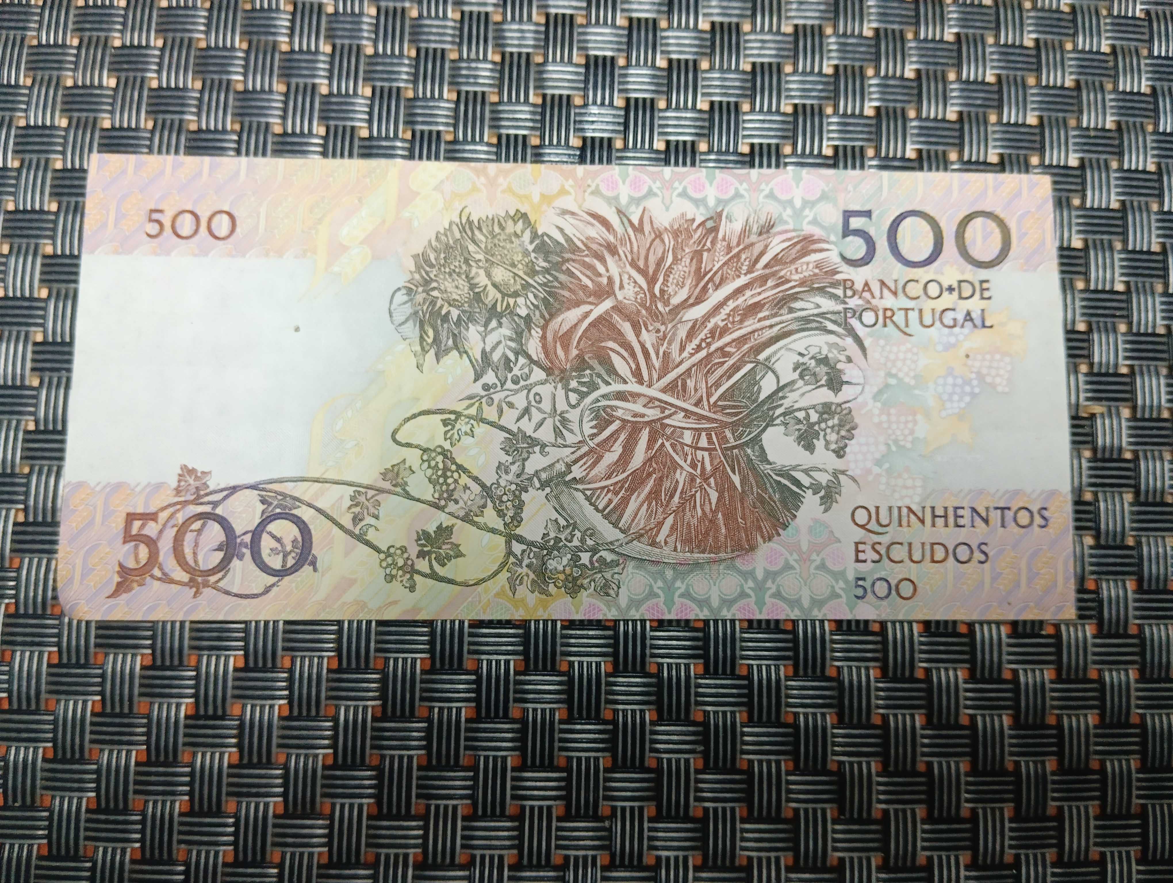 Notas de 100, 500 e 1000 escudos