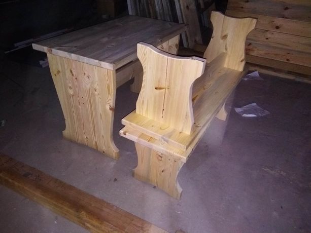 Стол с лавками из дерева
