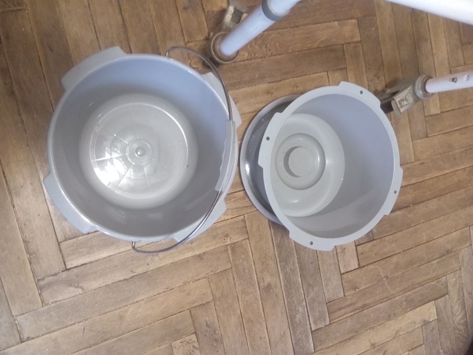 Кресло-туалет з откидним сидінням ,(Італія).