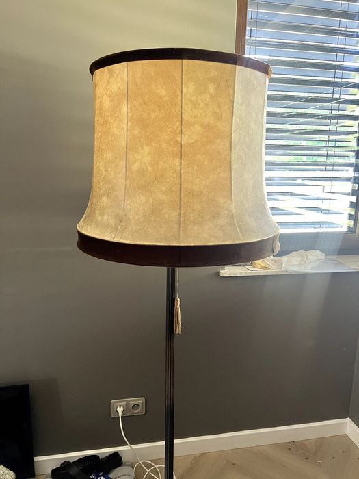 Klasyczna lampa stojąca z abażurem – vintage / retro styl