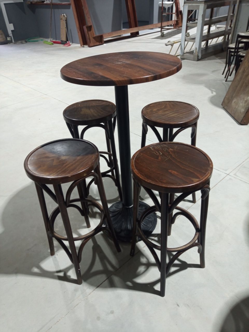 Conjunto mesa e cadeiras