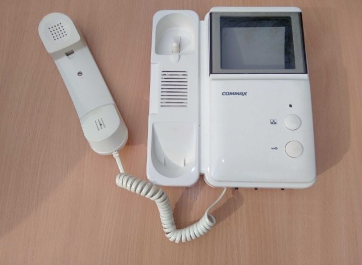 Продаю відеодомофон Commax DPV-4MT