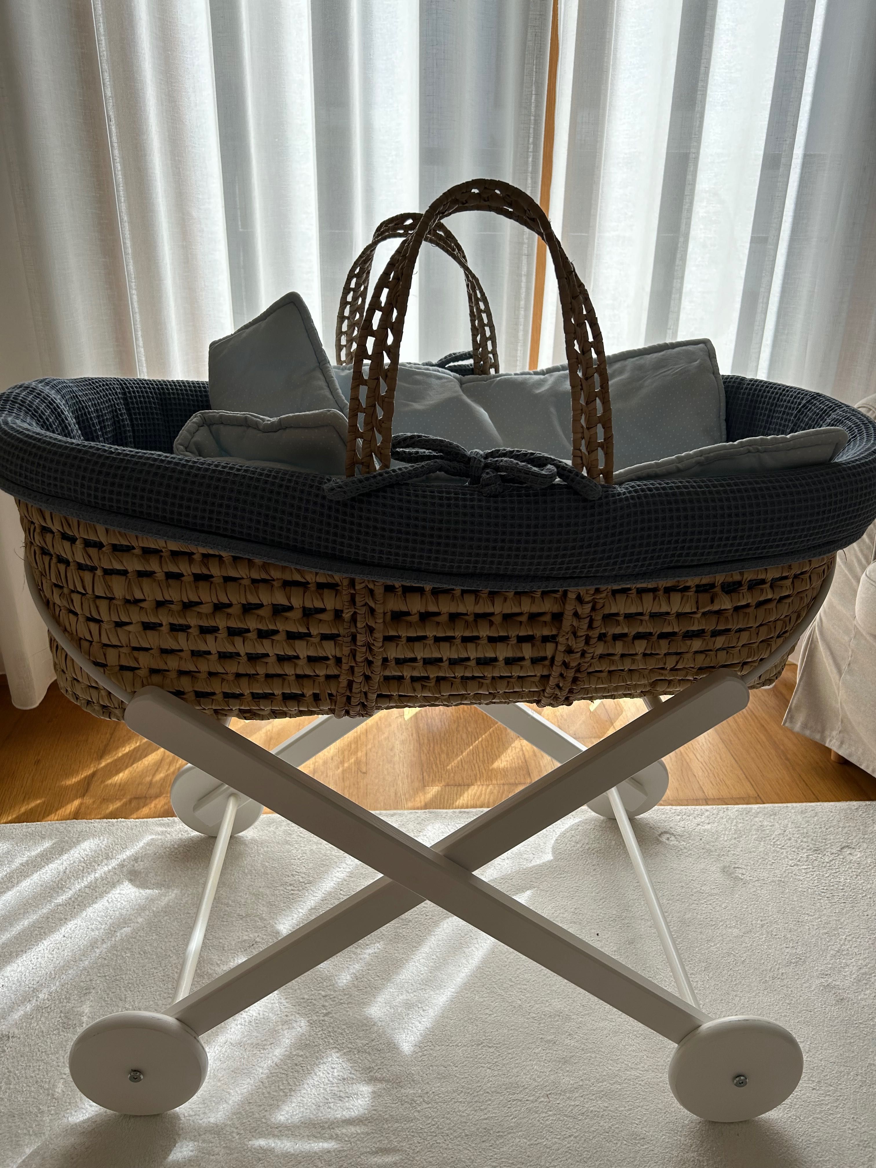 Alcofa com suporte para bebe