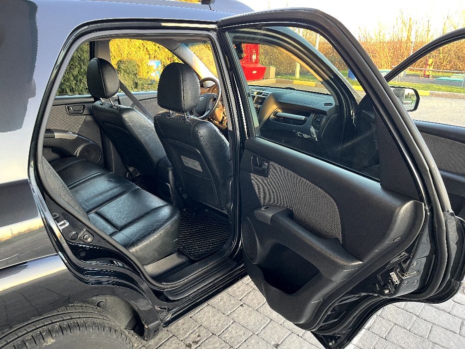 Повноприводне авто в гарному стані деталі за телефоном