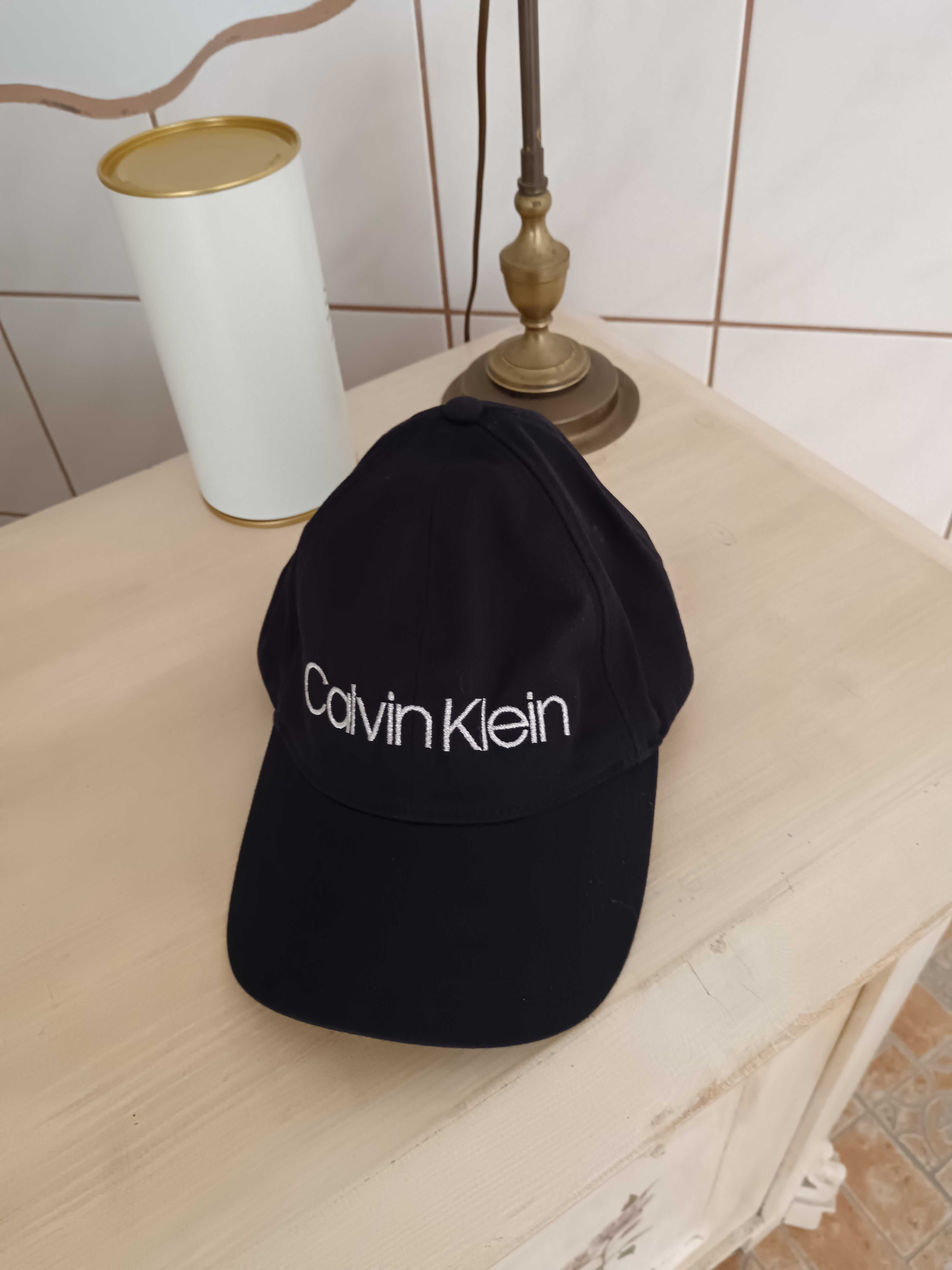 Czapka z daszkiem Calvin Klein czarna złote haftowane logo