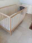 Cama de bebê com colchão
