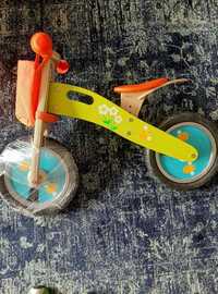 Pequena bicicleta de criança. A trotinete já não está disponível.
