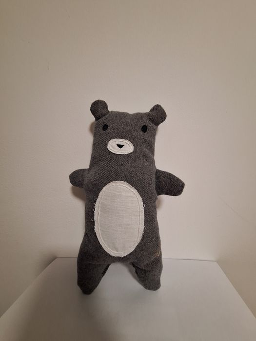 Miś ręcznie szyty igła i nitką