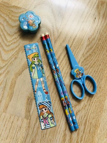 Продам дитячий пенал для дівчинки 
Складається з: лінійка, два олівця,