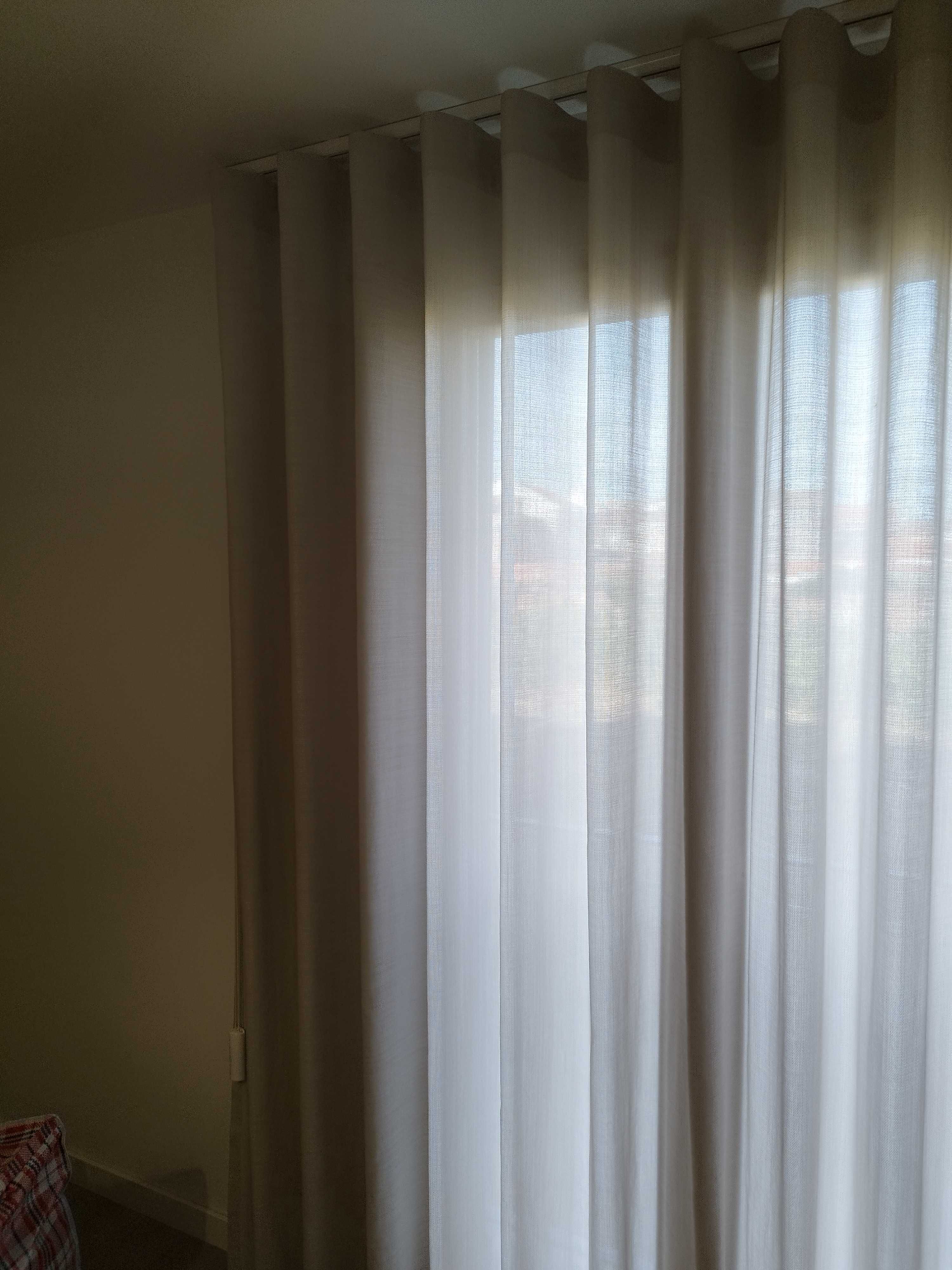 Cortinado com calha no teto