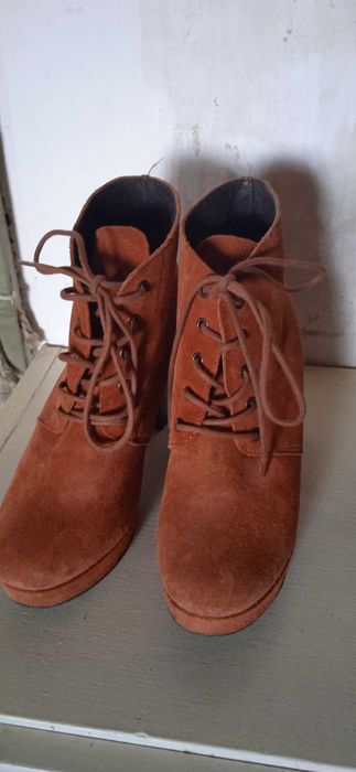 Как новые 100% натуральные ( замш и внутри кожа) ботиночкир. 38