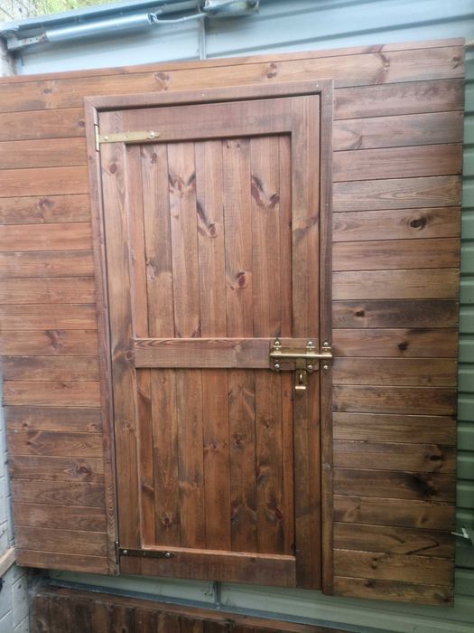 Drewutnia, drzwi drewniane, scianka, sauna