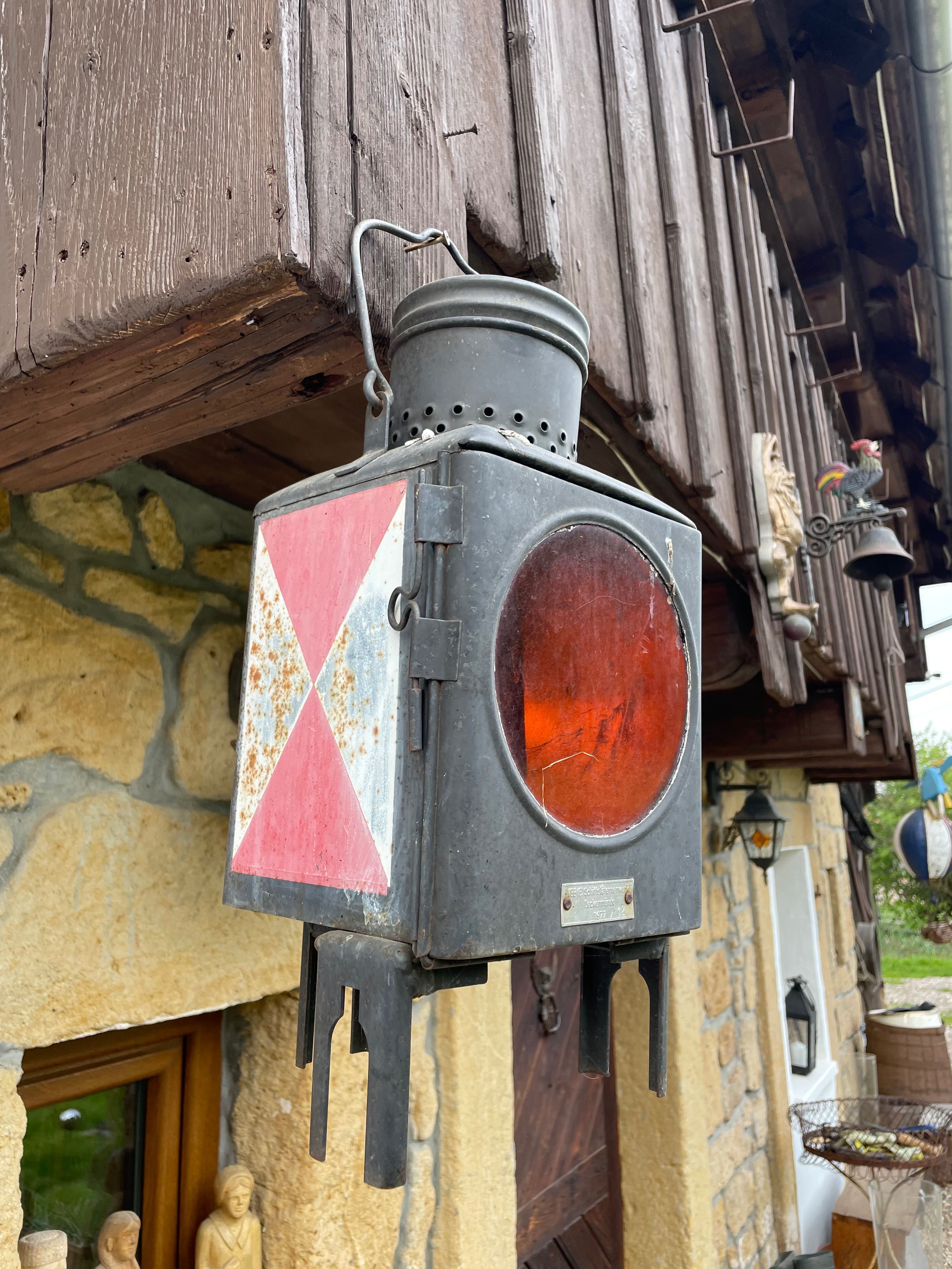Stara lampa kolejowa z pociągu wagonu.