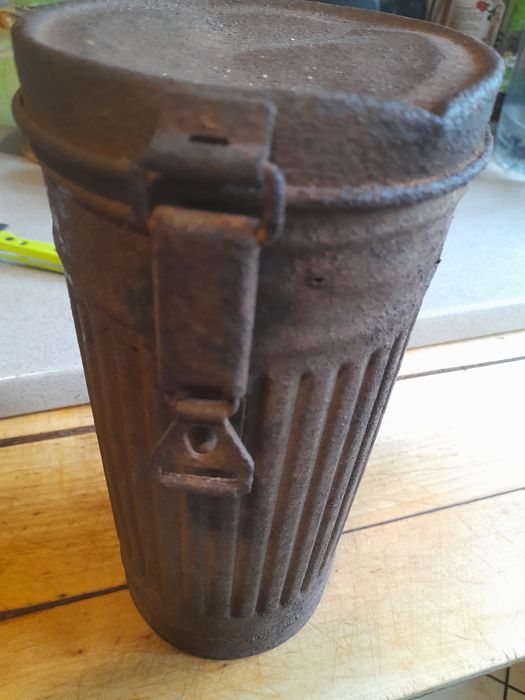 Pojemnik od maski z 2 wojny stan dobry