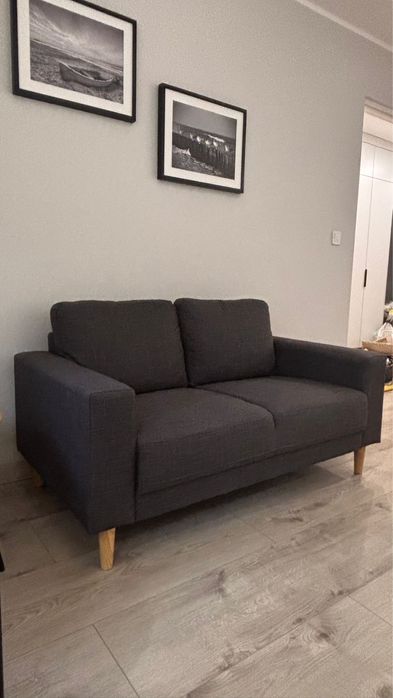 Sofa podwòjna z drewnianymi nòżkami