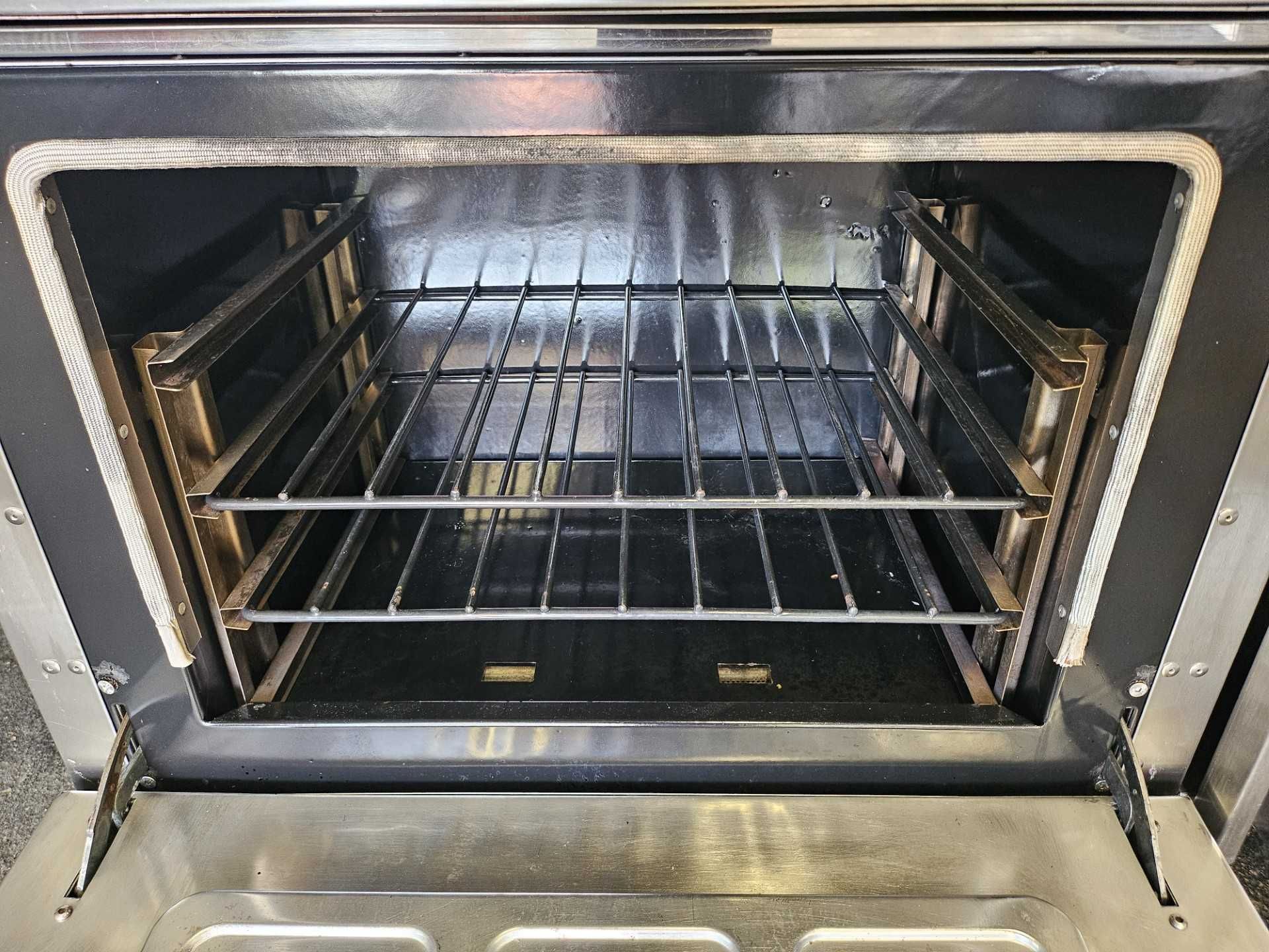 Fogão com 3 queimadores e forno