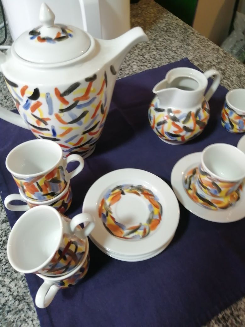 5 chávenas café + leiteira (ofereço bule pq foi usado)