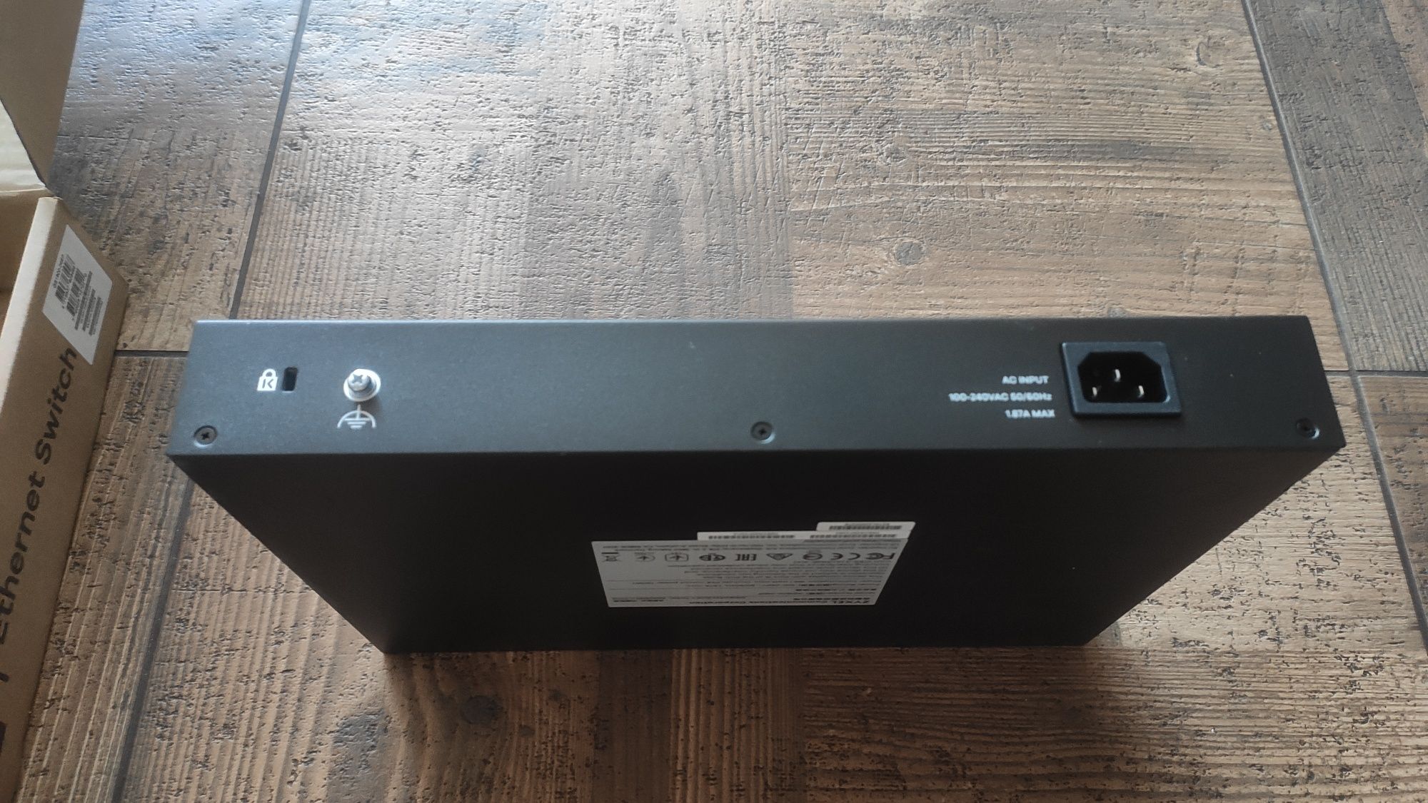 Смарт-управляемый коммутатор на 24 порта с PoE ZyXEL GS1900-24EP