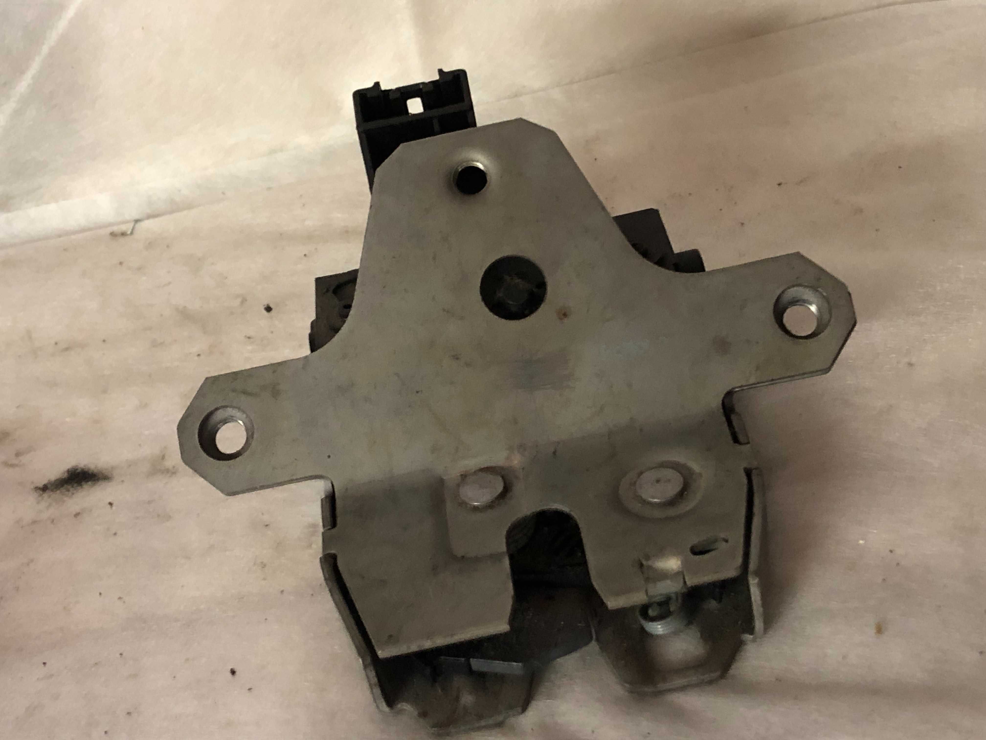 Zamek klapy bagażnika Ford Focus Mk3 HB Kuga Mk1