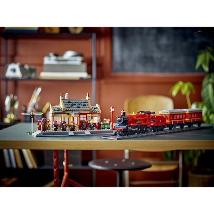 Конструктор Hogwarts Express: Train Set with Hogsmeade Station (76423)