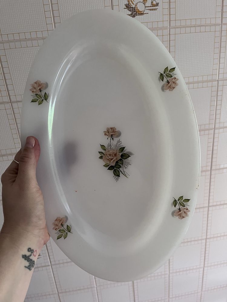 Travessa antiga de serviço de rosas