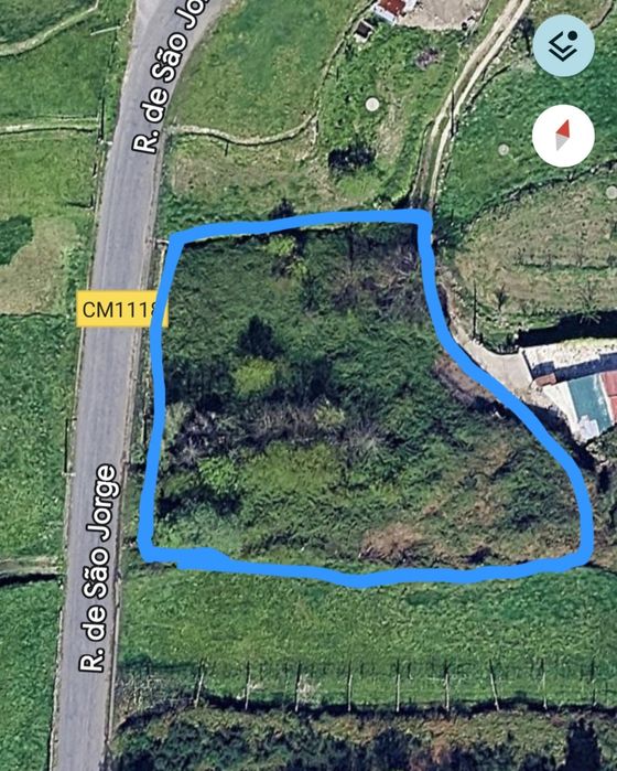 Terreno rústico com acesso direto à estrada principal. Com 2600 m2.