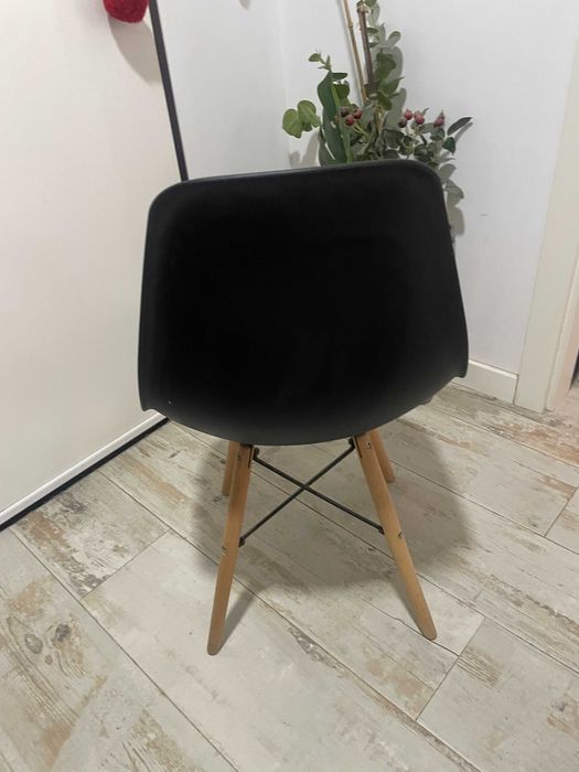 Cadeira Nórdica preta e madeira (Continente)