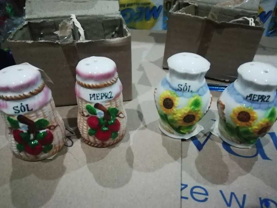 2 pojemniki na sól i pieprz w koszyczku