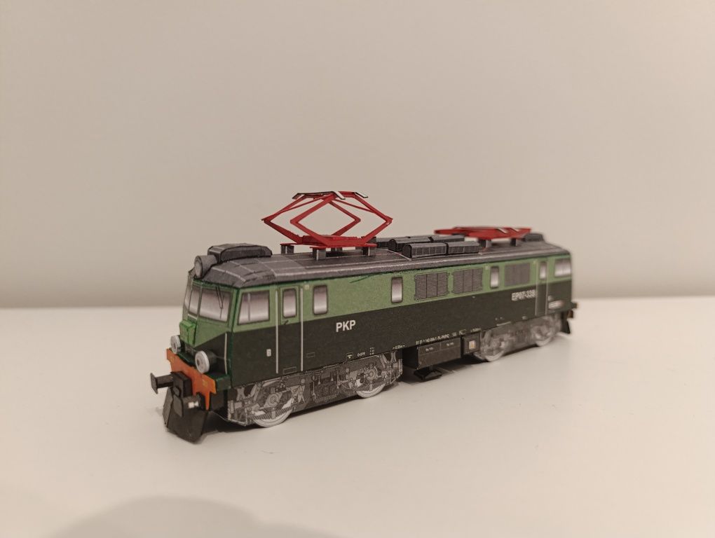 Model kartonowy pociąg autobus lokomotywa duża pasażerska EP07 , wagon