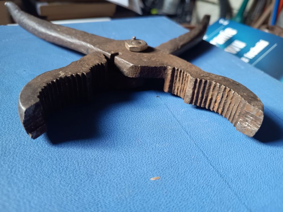 Stare, kute cęgi kowalskie, stare narzędzia.