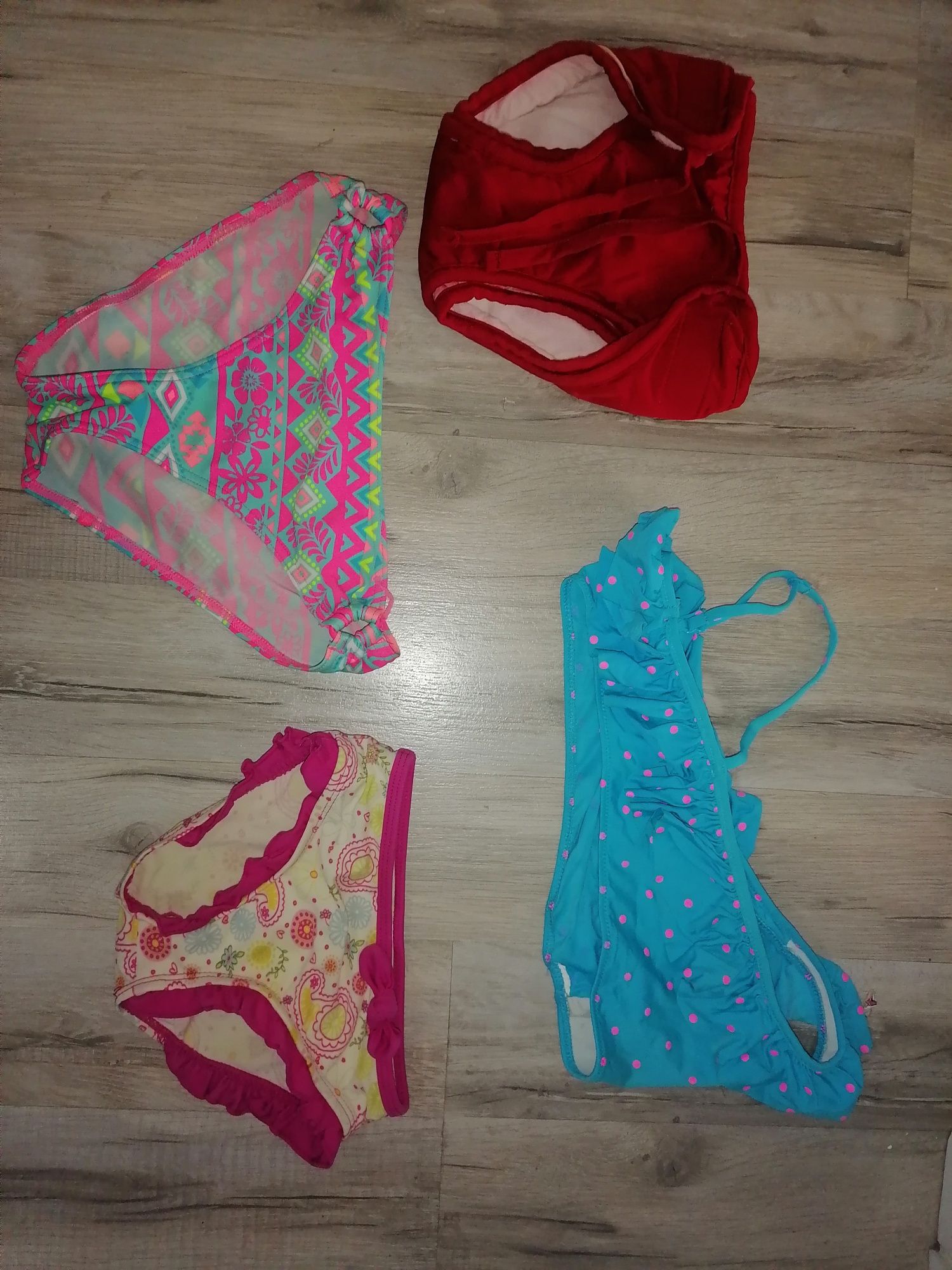 Bikinis e fatos de banho de menina