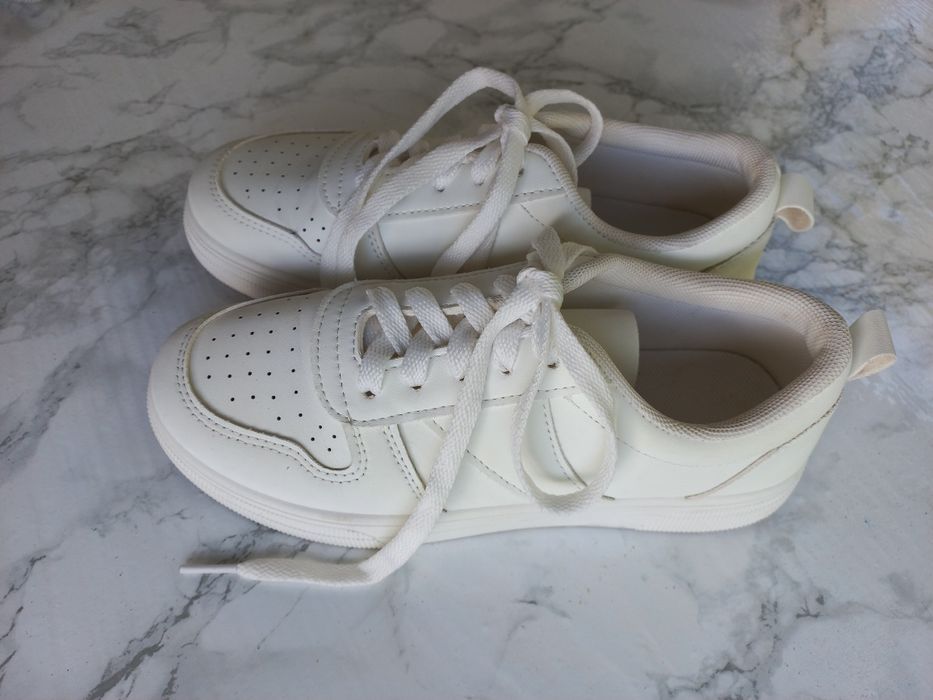 Білі кеди (кросівки)