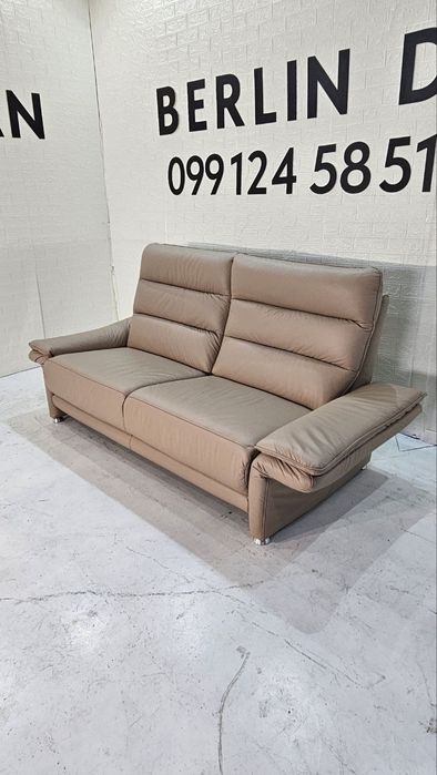 Шкіряний тримісний  диван  бежевий  .  Не  розкладаэться.  Нiмеччина