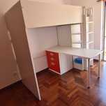 Cama com secretária e roupeiro