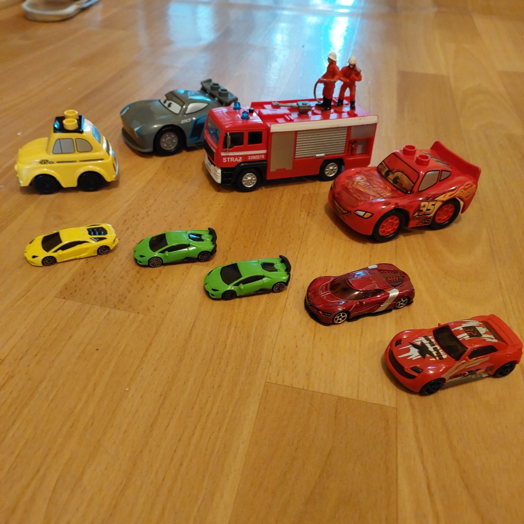 Zabawki autka i wóz strażacki 8 sztuk