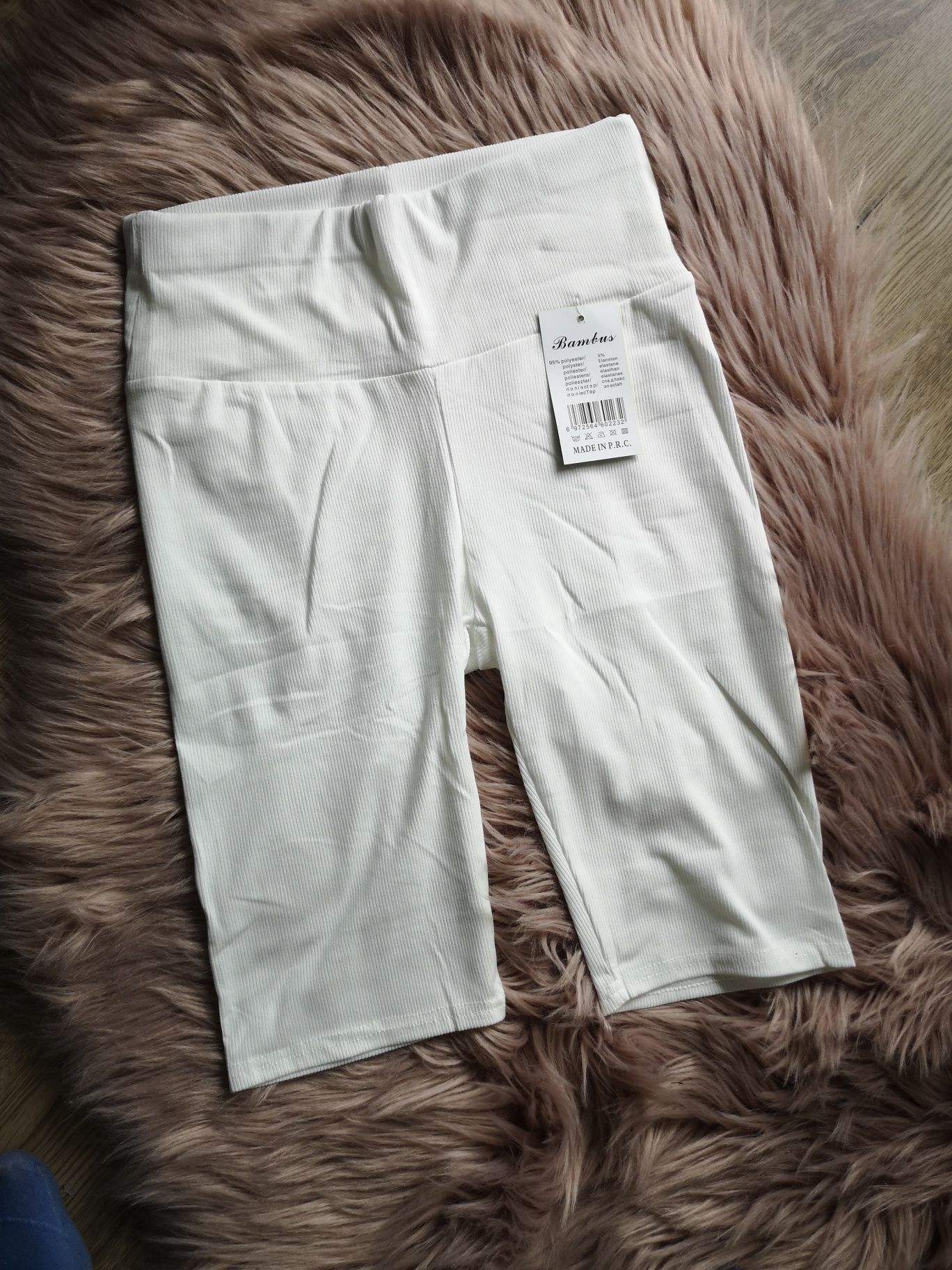 Białe legginsy prążkowane