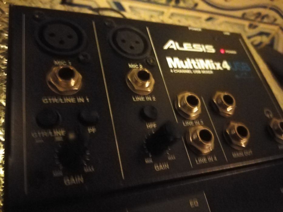 Mesa de mistura Alesis