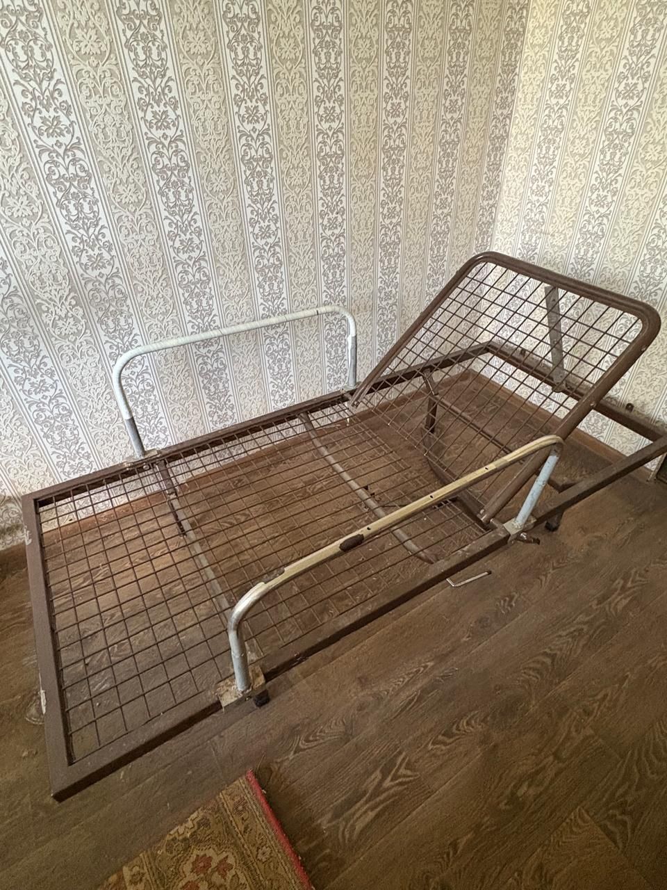 Функціональне ліжко для людей з інвалідністю лежачих