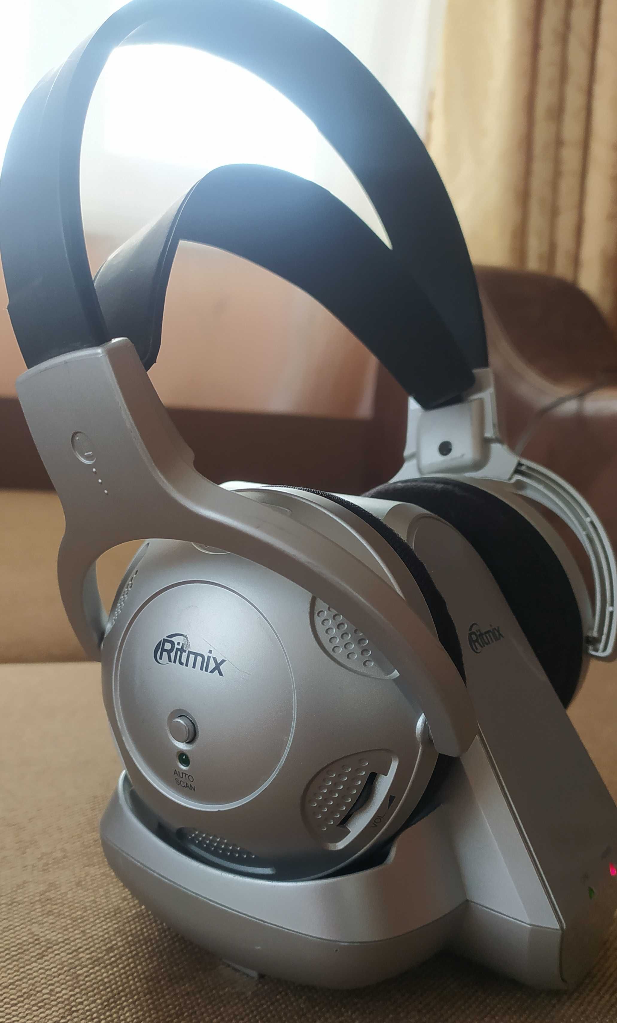 Ritmix RH-704 headphones -  бепровідні з базою блютуз та підзарядки