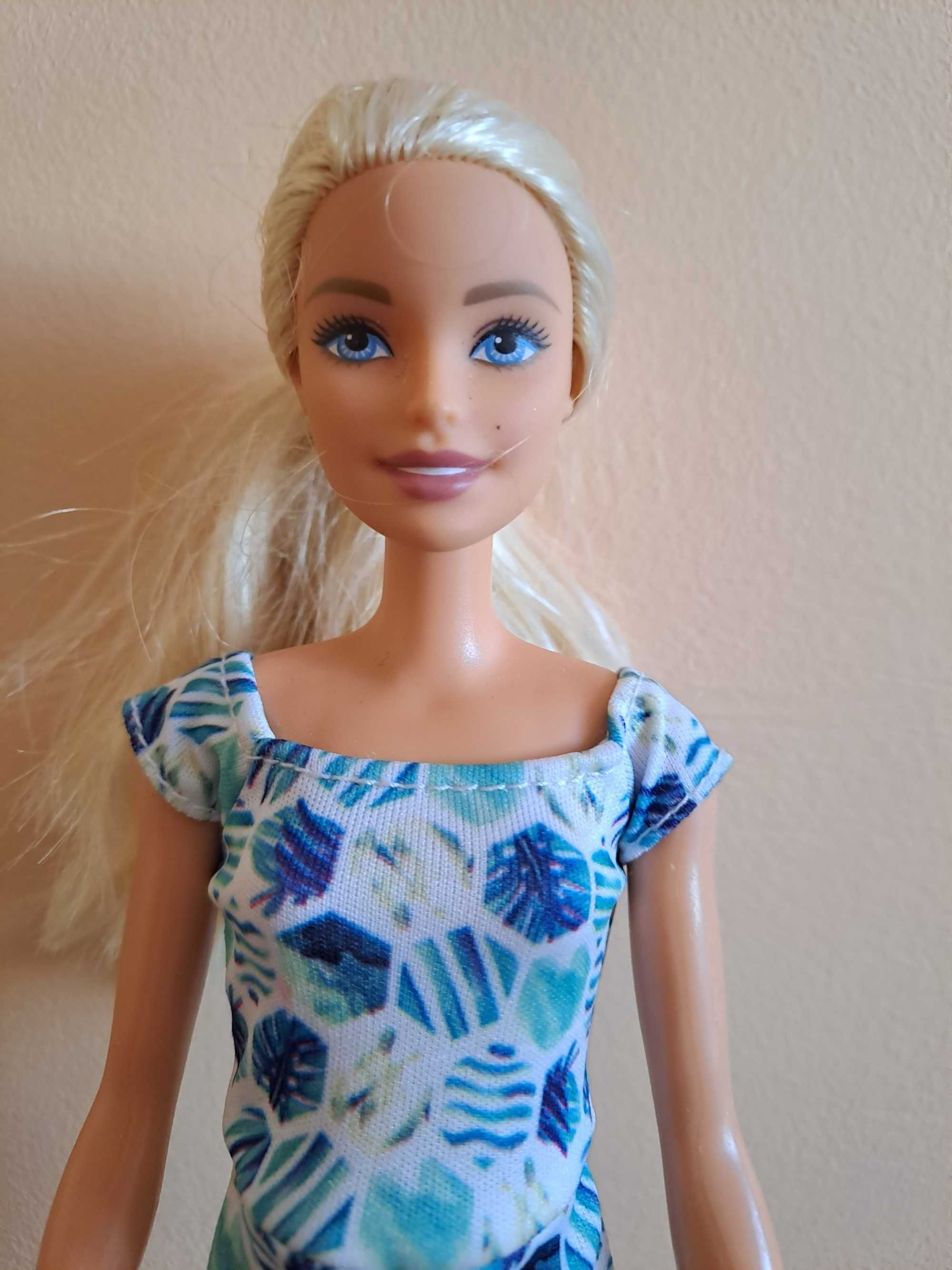 Lalka Barbie w letnim kombinezonie