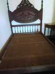 Mobilia de quarto antiga em madeira