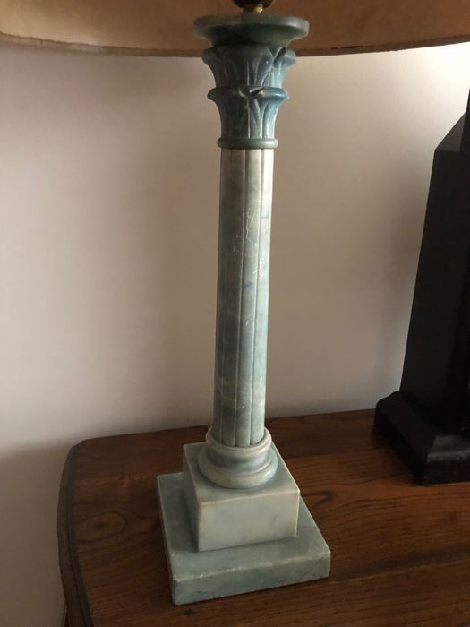 Candeeiro de mesa com base em pedra