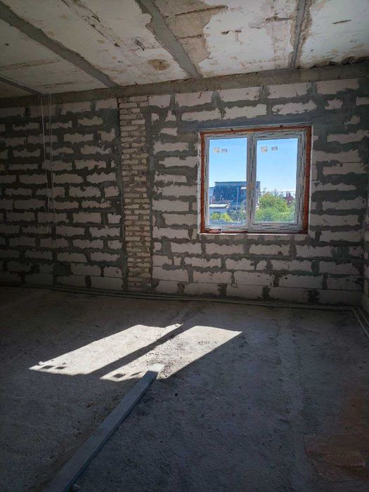 Продам двоповерховий будинок в коттеджному містечку.