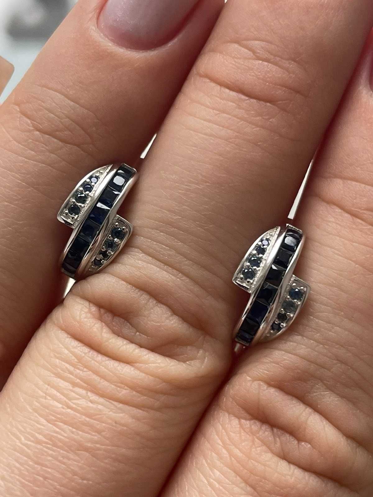 Серьги с синим сапфиром из серебра 925 пробы.