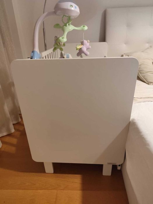 Cama de grades bébé BEBECAR com colchão e carrossel mobile