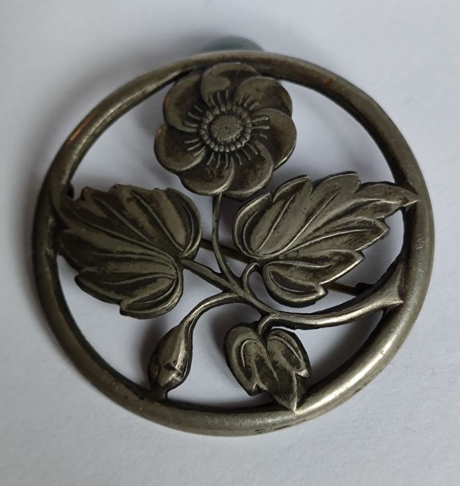 Broszka metalowa Spółdzielni "Rytosztuka" katalog "Jubilera" z 1957 r.