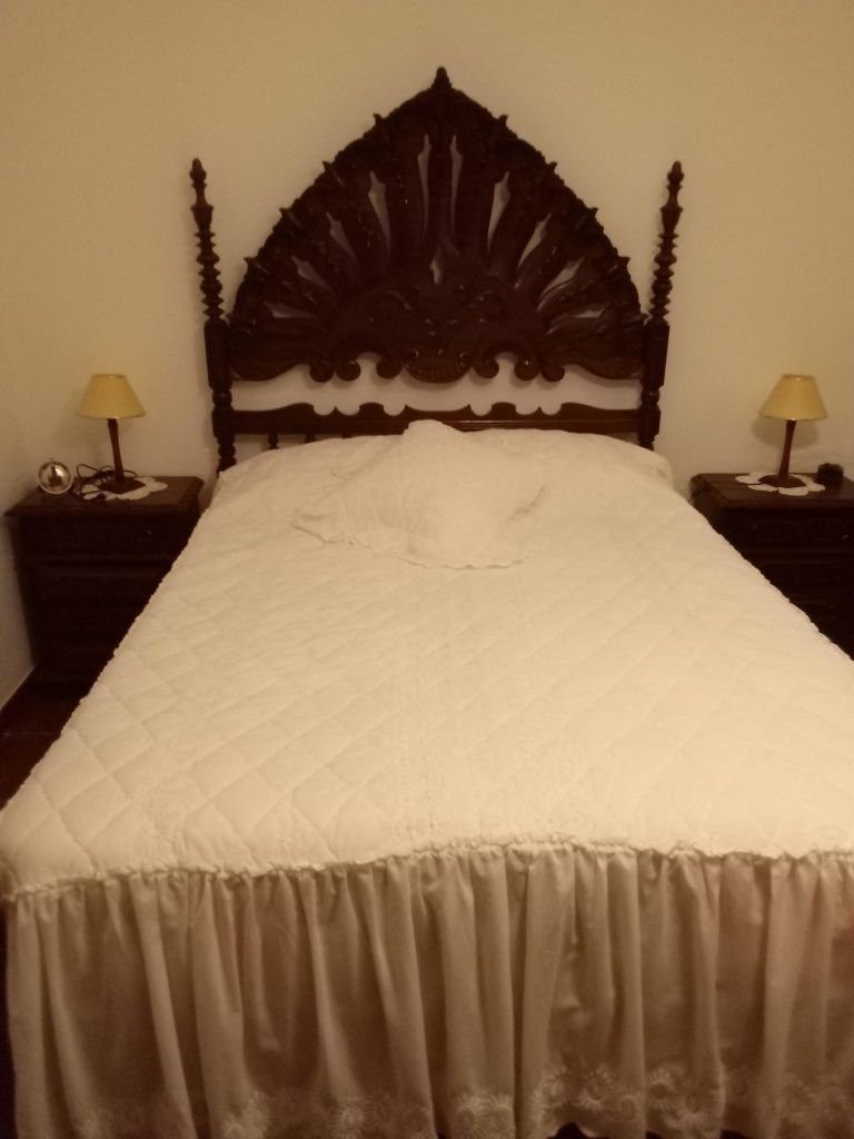 Cama de casal em cerejeira