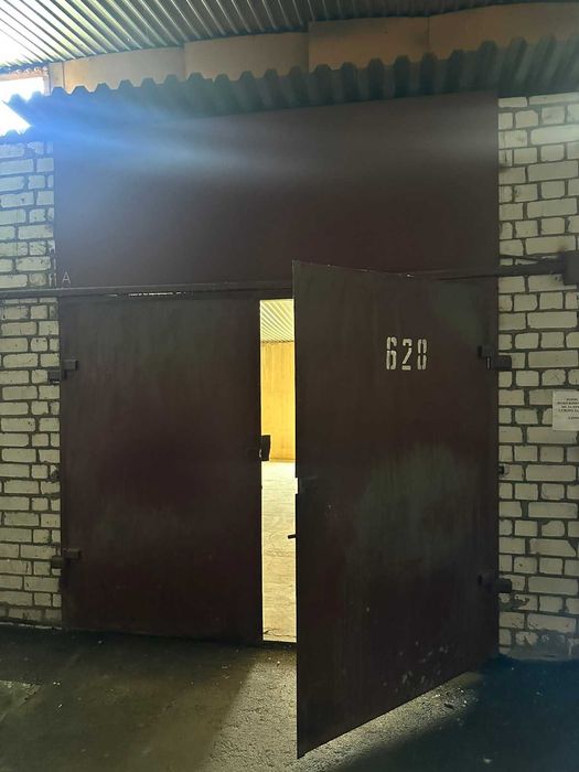 Оренда великого гаража на метро Лівобережна зі світлом 30м2