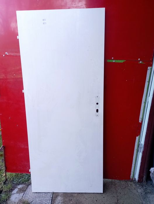 Drzwi białe metalowe