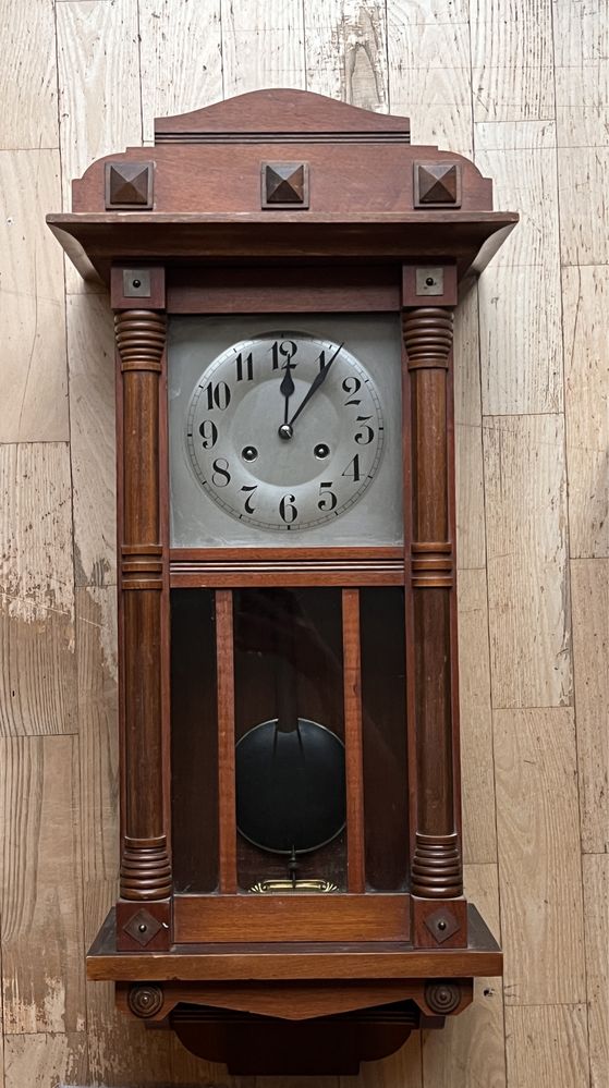 Zabytkowy zegar wiszący Junghans z 1910 roku